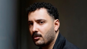 Fikri Anıl Altıntaş liest aus „Zwischen uns liegt August“