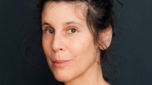 Daniela Dröscher: Junge Frau mit Katze