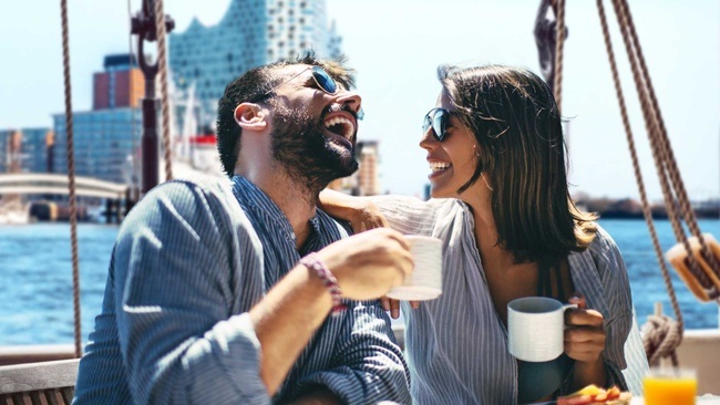 Brunch unter Segeln auf der Elbe