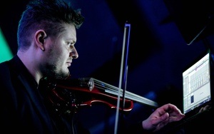 Violine und Elektronik in der St. Michaeliskirche im 3D-Klang