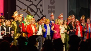 Karneval-Bühnenshow mit Party im Saal direkt nach der Show