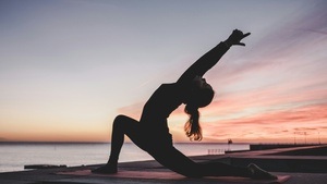 Glücks-Yoga zum Sonnenaufgang