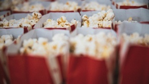 Open-Air-Kino: Alter weißer Mann