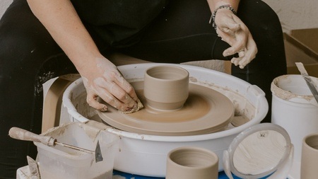 Pottery : Taster Class wheel throwing (Englischer Töpferkurs)