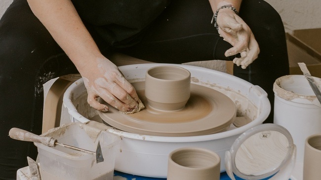 Pottery : Taster Class wheel throwing (Englischer Töpferkurs)