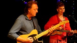 LIVE IM FOYER – TITUS WALDENFELS & PETRA LEWI