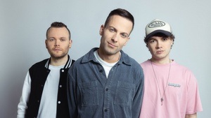 THREE MINUTE PICTURE, FORTY37 und HOLLY WOULD SURRENDER