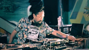 DJ Selektor Bony. Durchlüften 2025 – Open Air im Schlüterhof. Konzerte, DJ-Sets