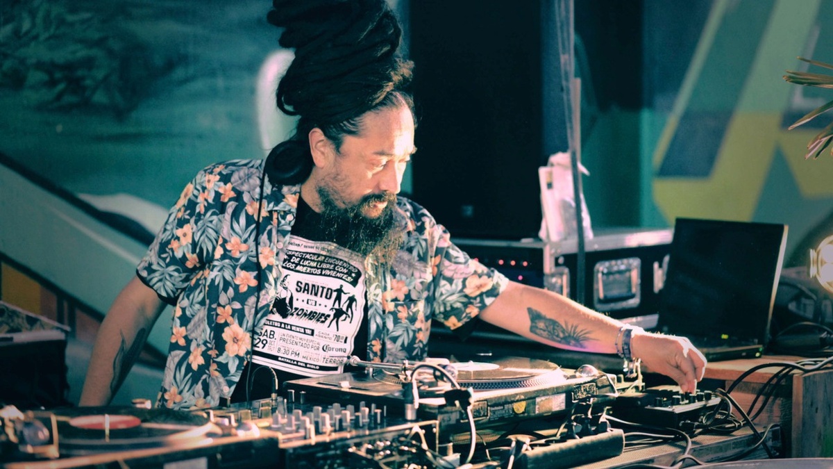 DJ Selektor Bony. Durchlüften 2025 – Open Air im Schlüterhof. Konzerte, DJ-Sets
