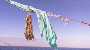 Kuratorinnenführung durch die Ausstellung "Rosa Tharrats: We Are Full of Winds and Sea and Solar Threads"