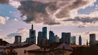 Weltuntergang und wir haben keine Zeit, die Tassen auszuwaschen. Eine Teegesellschaft.