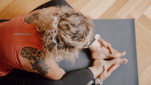 Yoga & Art – Soft Power Flow. Yoga in der Ausstellung »Grit Richter – Soft Power«