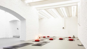 Muttertags-Yoga am Brüsseler Platz im historischen Gewölbe