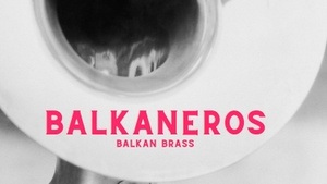 Balkaneros vor der scheune