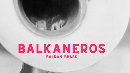 Balkaneros vor der scheune