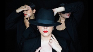 FRONTROW – I AM WOMAN