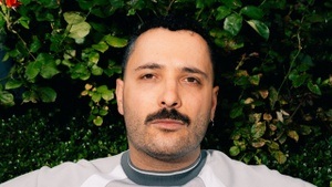 Fikri Anıl Altıntaş – Zwischen uns liegt August