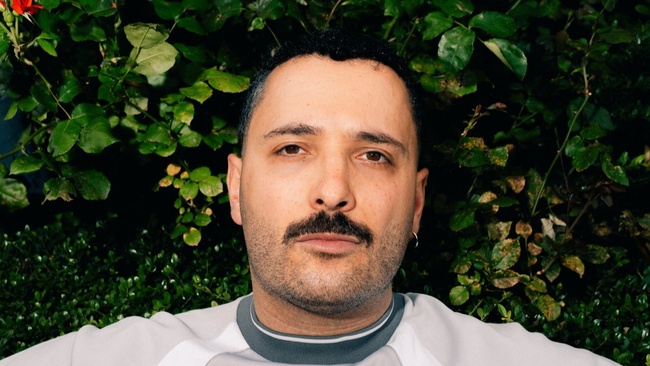 Fikri Anıl Altıntaş – Zwischen uns liegt August