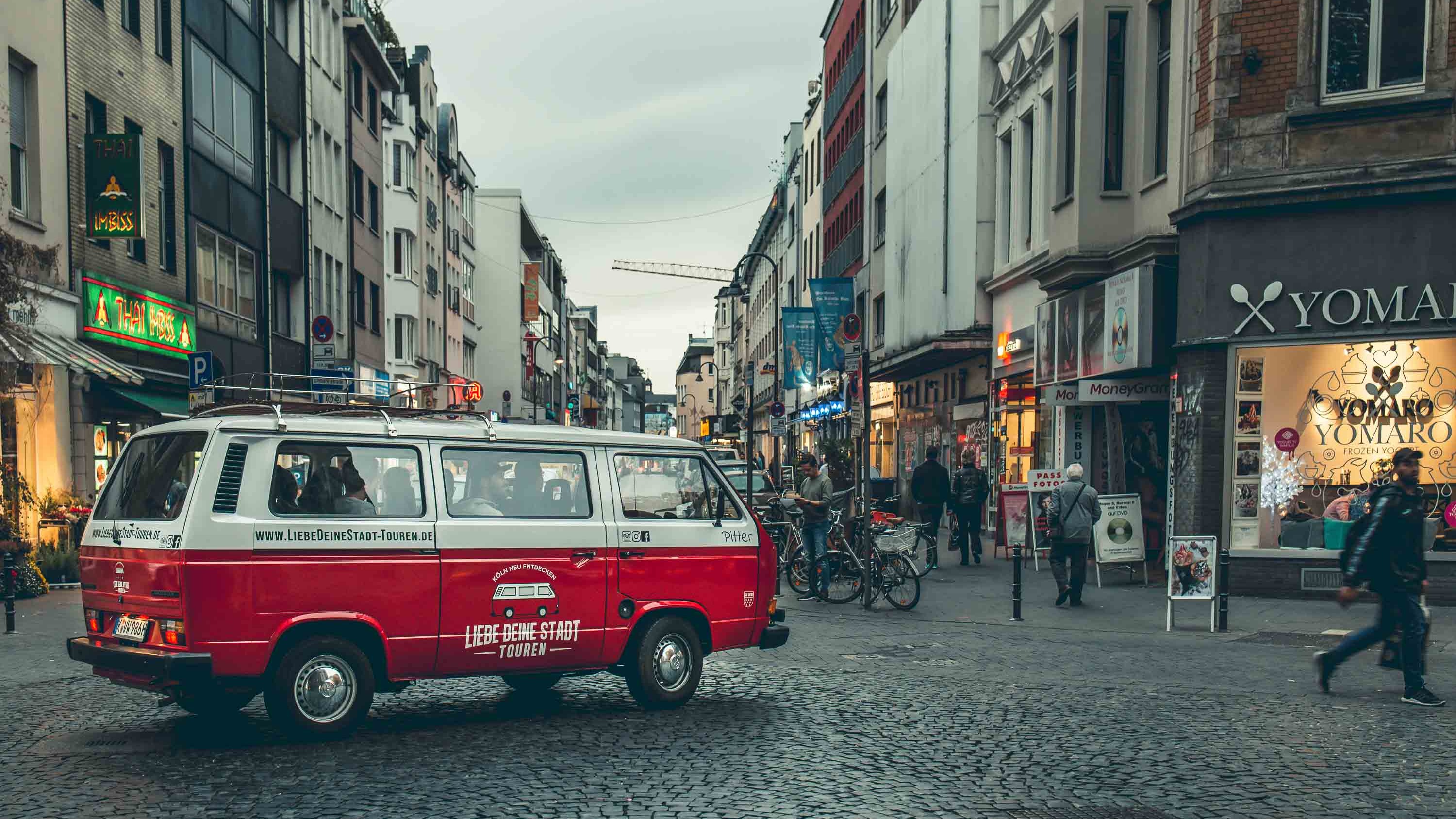 Stadttour im Oldtimer Bulli durch Köln (2,5h) / Sightseeing und Stadtrundfahrt, auch als Erlebnisgutschein erhältlich