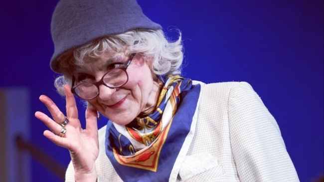 Anke Siefken ist Renate Bermann: Aber bitte mit Sahne! Die Online-Omi brüht auf