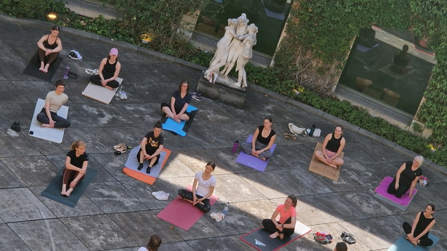 Kunst trifft Yoga