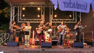 Tabaré y La Tribu Manzanar - 8 Musiker aus Argentina - Costa Rica - Chile - España- Deutschland