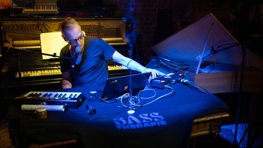 “Basstherapie (VII)” Installative Kollektiv-Improvisation