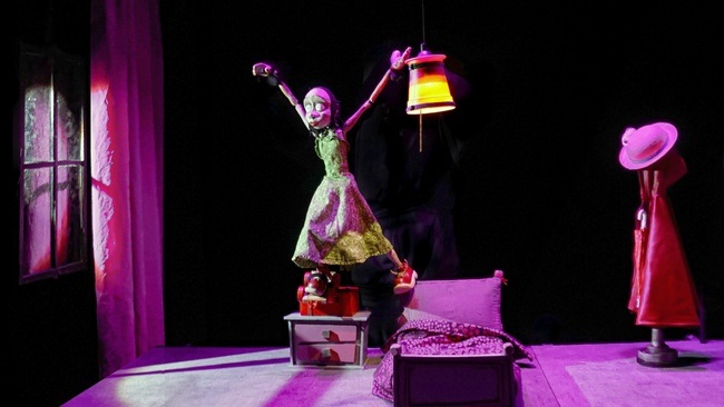 The girl with the little suitcase [6+]