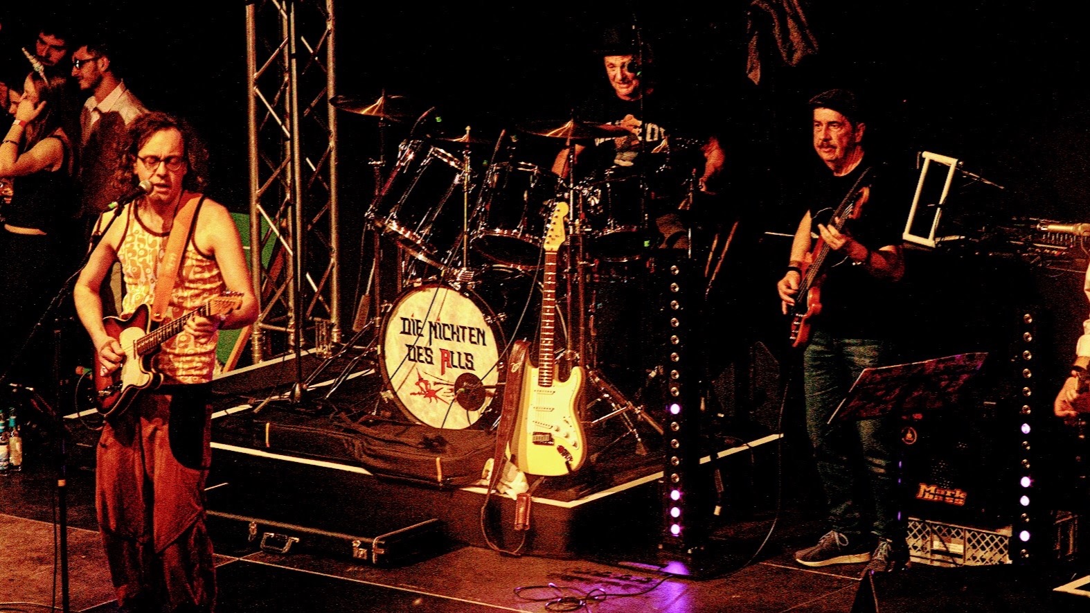 Die Nichten des Alls rocken die Braustelle