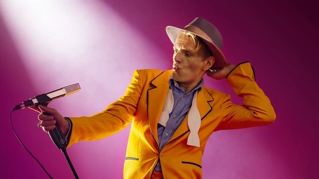 "HEROES" – Alexander Scheer singt David Bowie