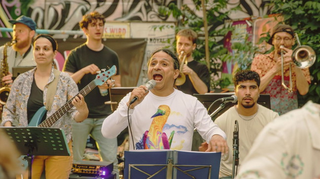 Sazón Montuno vor der scheune