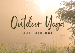 Outdoor Yoga auf dem Gutshof