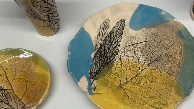 Tasse und Teller mit floralen Motiven