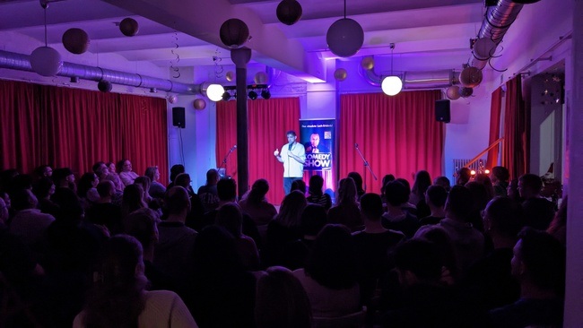 Punchline Comedy | Hinterhofsalon Köln