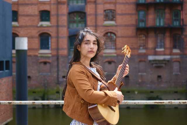 Zoe Ardiles (Latin Indie Folk)