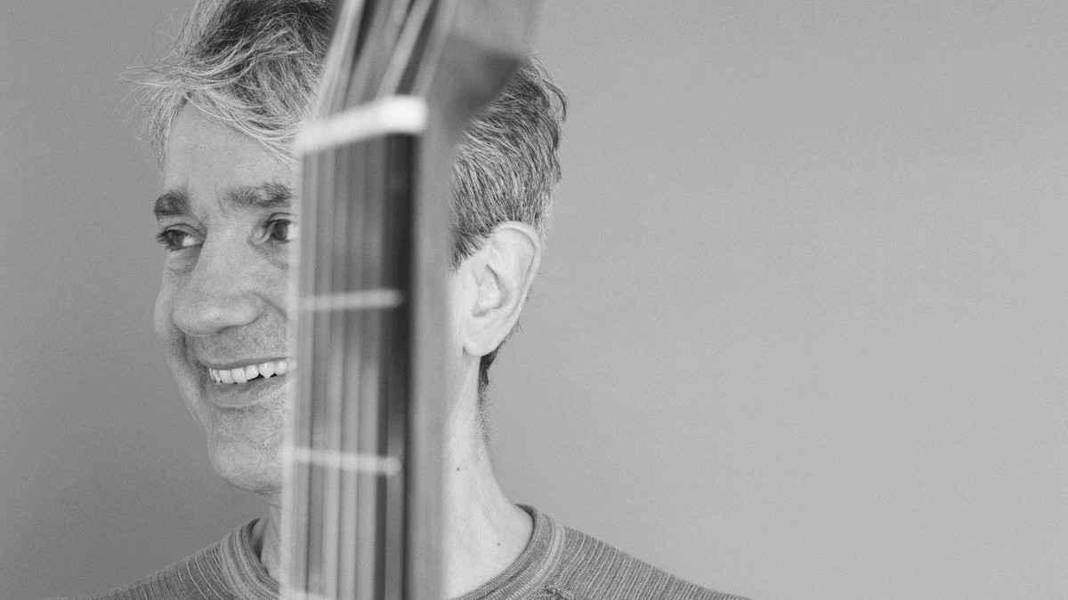 Titelbild der Veranstaltung Stefan Grasse_ Gitarrist_ Mit "Inner Sound" öffnet der Gitarrist ein Tor zu einer Reise durch innere Klangwelten
