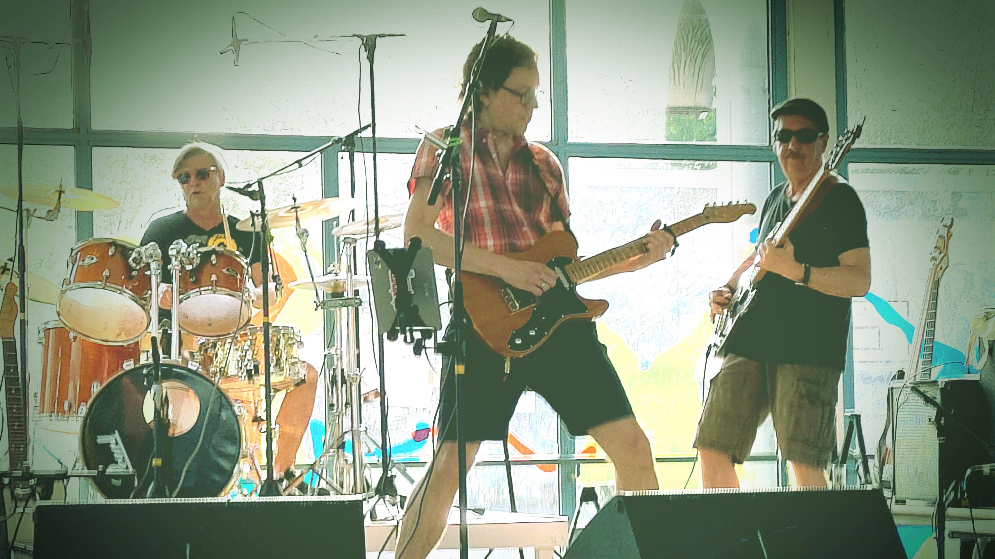 Die Nichten des Alls rocken im Schlüsselloch