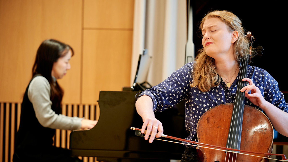 Frau spielt Cello