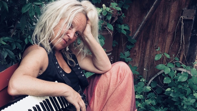 Cathrin Pfeifer „Wege in der Schwebe“ – Magic world of accordion
