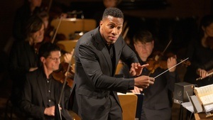 Rundfunk-Sinfonieorchester Berlin: Roderick Cox dirigiert Salonen, Strawinsky und Tschaikowsky