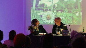 Wilde Pflanzen und Retro-Platten