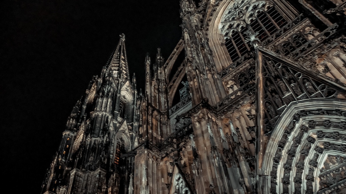 The Dark Side of the Dom - A Spooky Cologne Tour