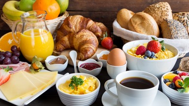 Reichhaltiges Frühstücksbuffet am Kanal