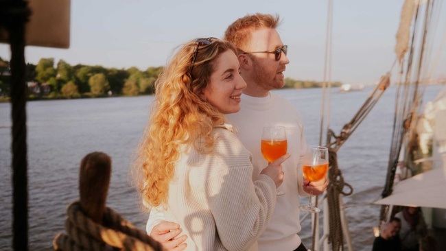 Barbecue unter Segeln auf der Elbe