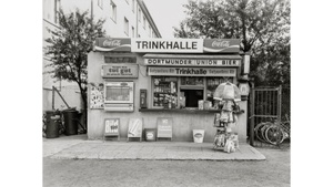 Der stille Blick des Menschen in die Straße. Führung durch die Ausstellung Tata Ronkholz.