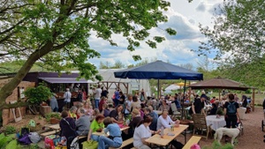 Saisoneröffnung auf der Bonnekamphöhe mit Gartencafé und Jungpflanzenmarkt
