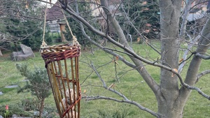 Vogelfutterstellen aus Weiden flechten