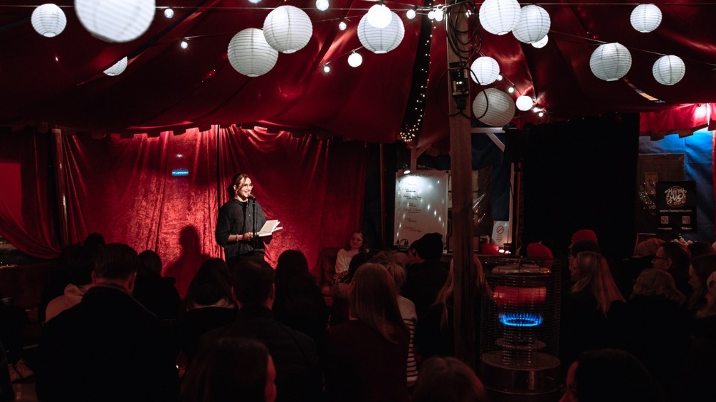 Titelbild der Veranstaltung Honeyslam - Poetryslam ohne traurige Texte!