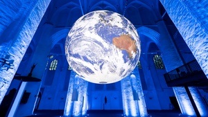 Sound-Movement Meditation mit Flying Carpet & Peter Piek (Live) unter der Installation ‘GAIA’  von Luke Jerram