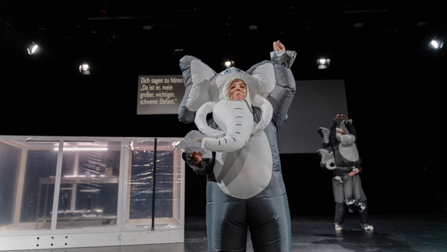 Hands up von Tyler Cunningham & Emilia Dorr